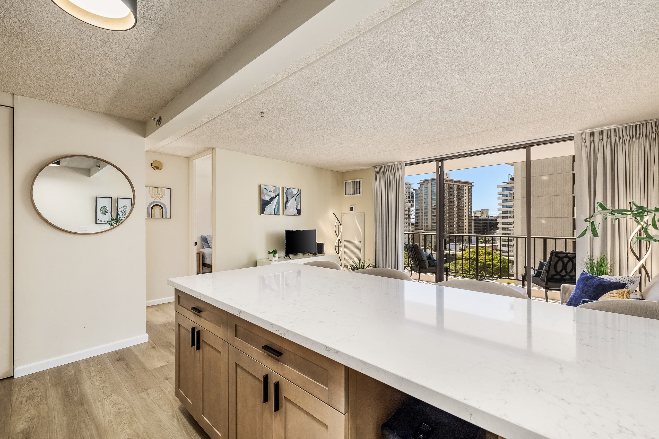Modern Waikiki Hideaway Bright, Breezy & Beautiful - Image 31