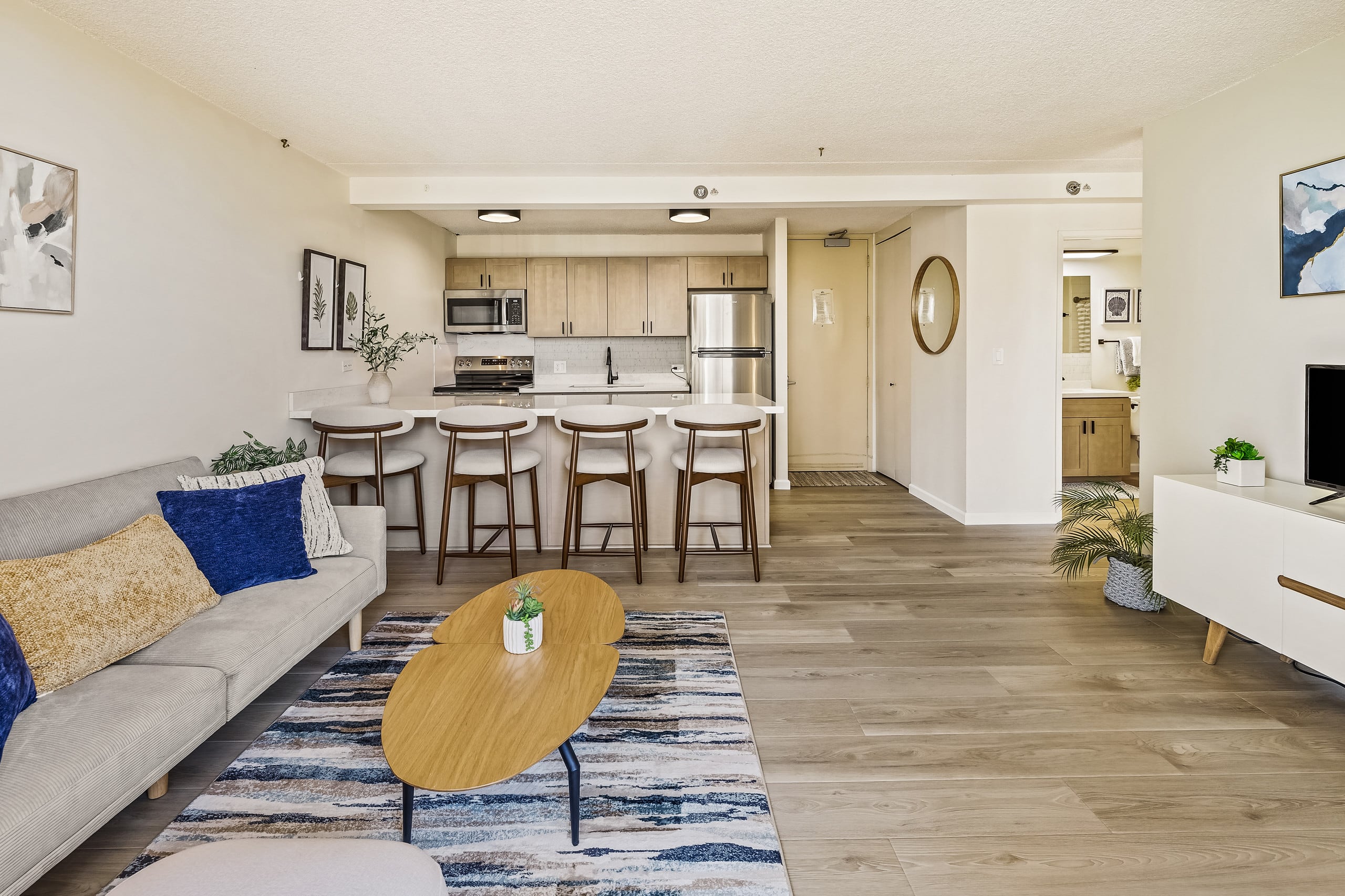 Modern Waikiki Hideaway Bright, Breezy & Beautiful - Image 2