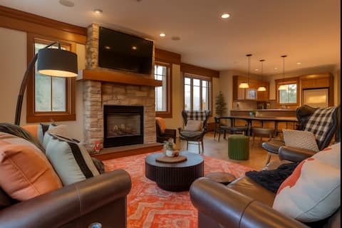 Top performing Airbnb: 3.5 BDR large Townhome at Red in Quiet Complex in Kootenay Boundary