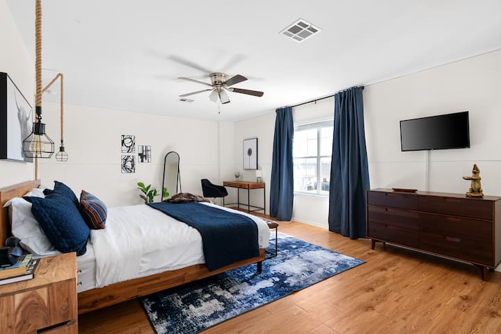 Questa incantevole camera presenta un letto king-size, una palette di colori rilassanti e dettagli eleganti. Che tu ti stia rilassando con uno spettacolo in TV o riposando per la tua prossima avventura, questo spazio offre comfort e stile.