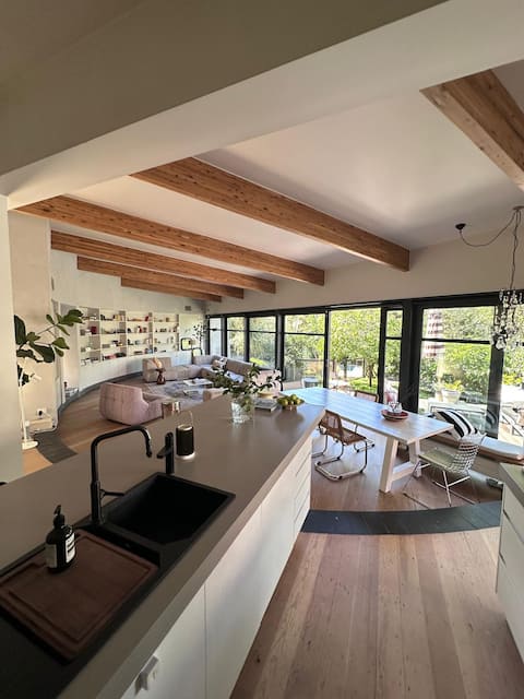 Leafy Bayside St Kilda Home w Heated Pool
