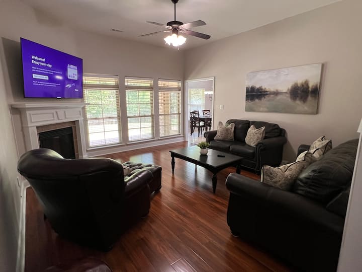 Mid-city Oasis: Minutes To Everything! Sleeps 8 - Huntsville, AL