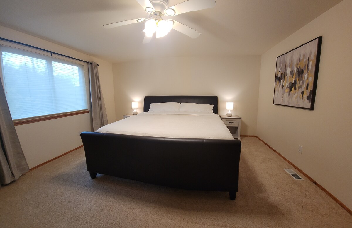 Главна спална соба со сопствена бања и када за потопување.