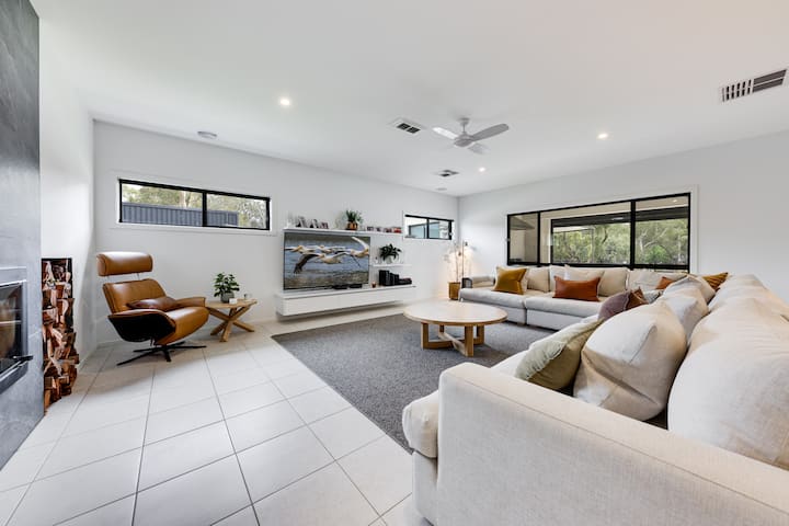 Exclusive Riverfront Retreat - Private Boat Ramp - Echuca