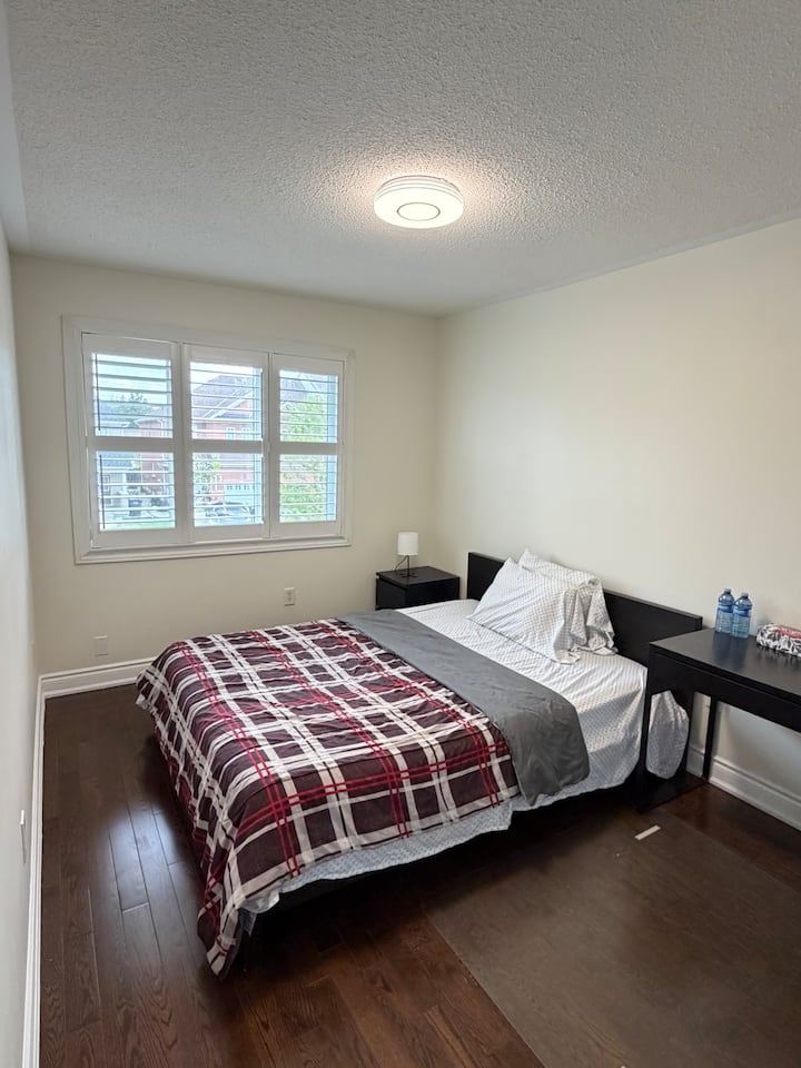 Spacious & Comfortable Room For Your Stay - Brampton