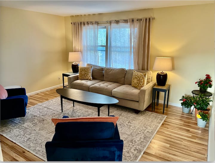 Aquidneck Beach House W/ Hot Tub - Sleeps 10 - Rhode Island