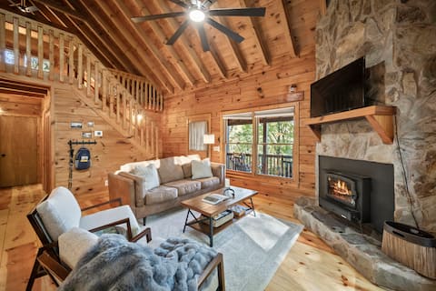 Successful Airbnb property: The Nook: Cozy Cabin w/ Fireplace & Sunrises in Cherry Log