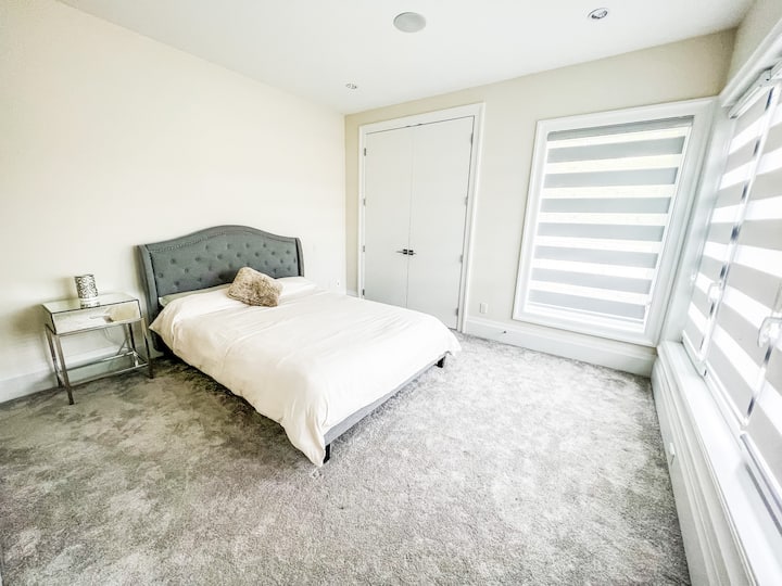 Dormitorio 3 con cama tamaño queen y baño privado