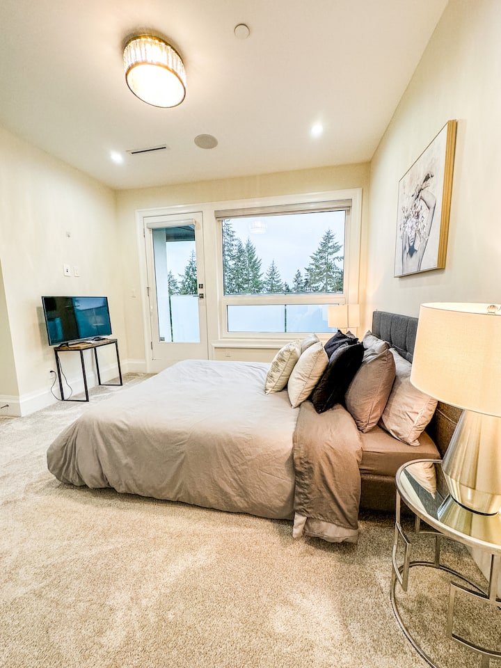 Dormitorio 1 con cama tamaño queen, baño privado y patio privado