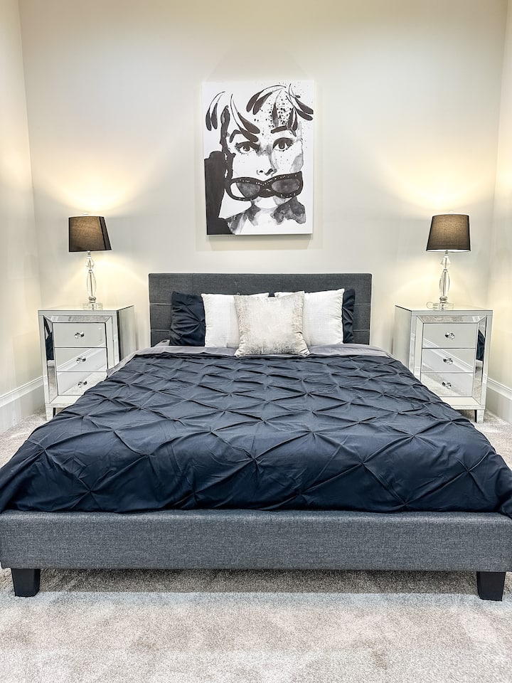 Dormitorio 2 con cama tamaño queen y baño privado.