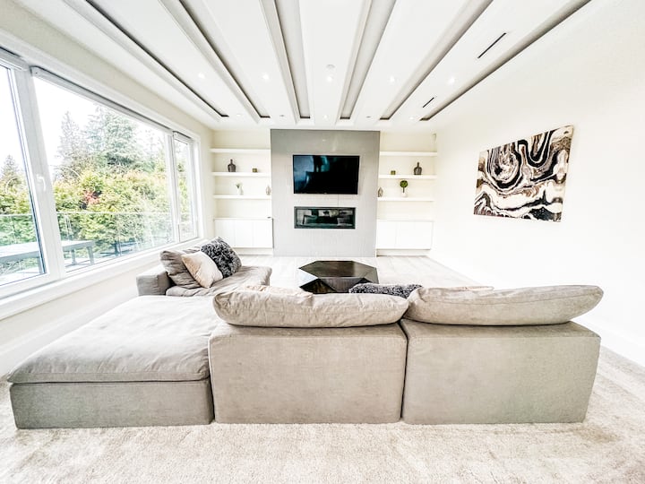 Luxury Large Private Modern Home With Pool - 6400