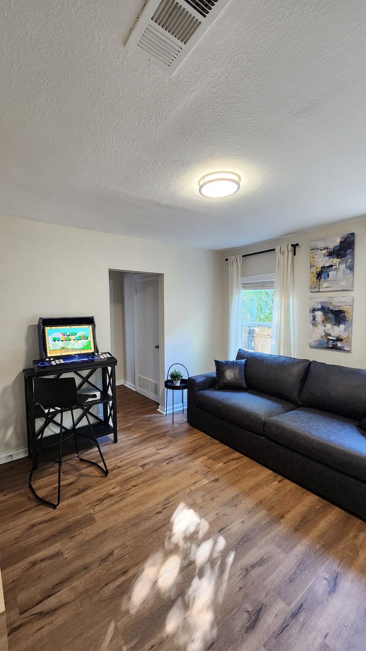 Retro arkáda s približne 200 hrami! Táto obývacia izba má pohodlnú rozkladaciu pohovku a inteligentnú televíziu a v interiéri je k dispozícii aj mini basketbalová súprava!