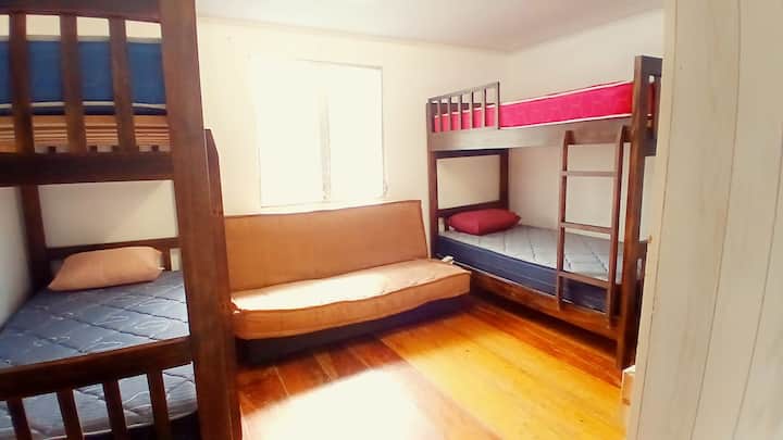 Druga spavaća soba. Dvije kabine i kauč na razvlačenje.