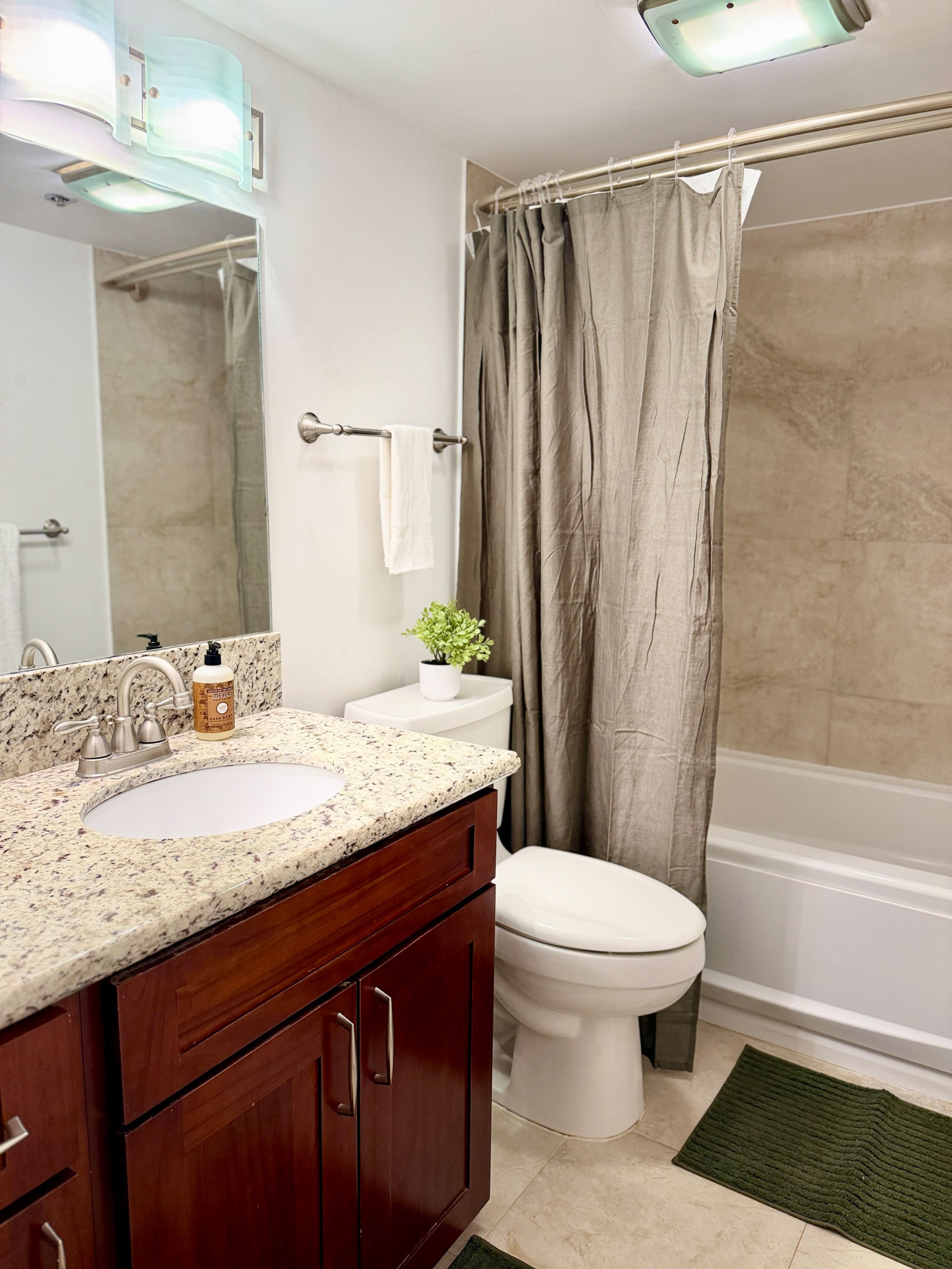 Spacious Honolulu Studio Retreat w/ Parking & AC - Image 26