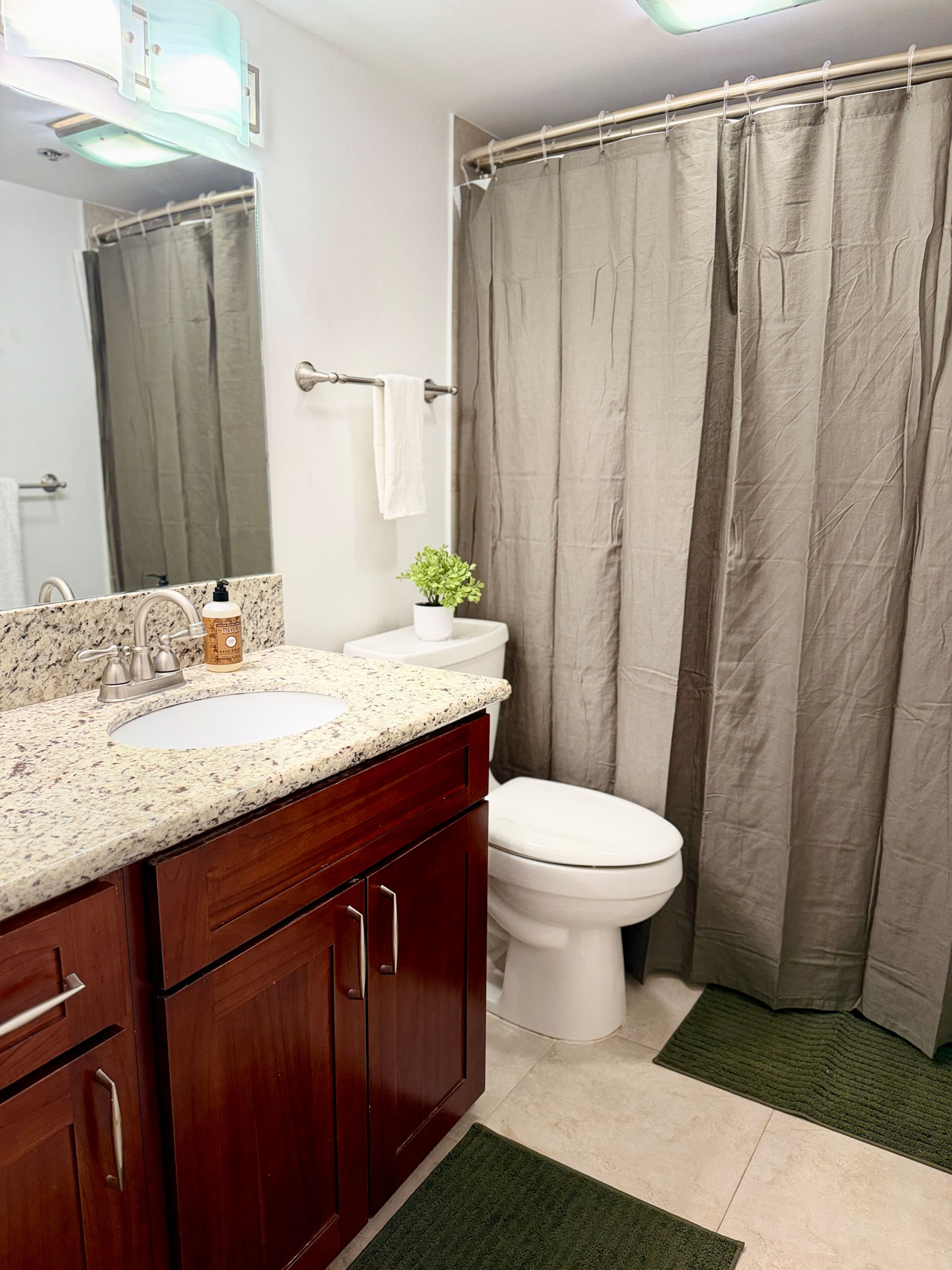 Spacious Honolulu Studio Retreat w/ Parking & AC - Image 24