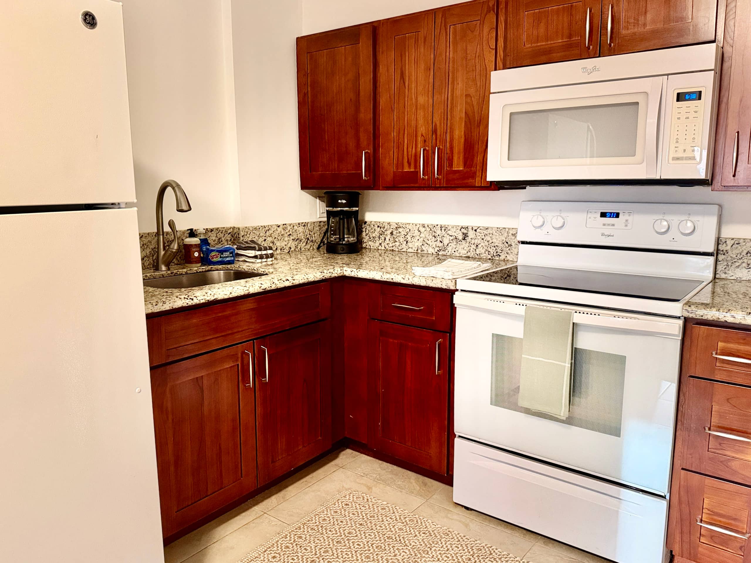 Spacious Honolulu Studio Retreat w/ Parking & AC - Image 1