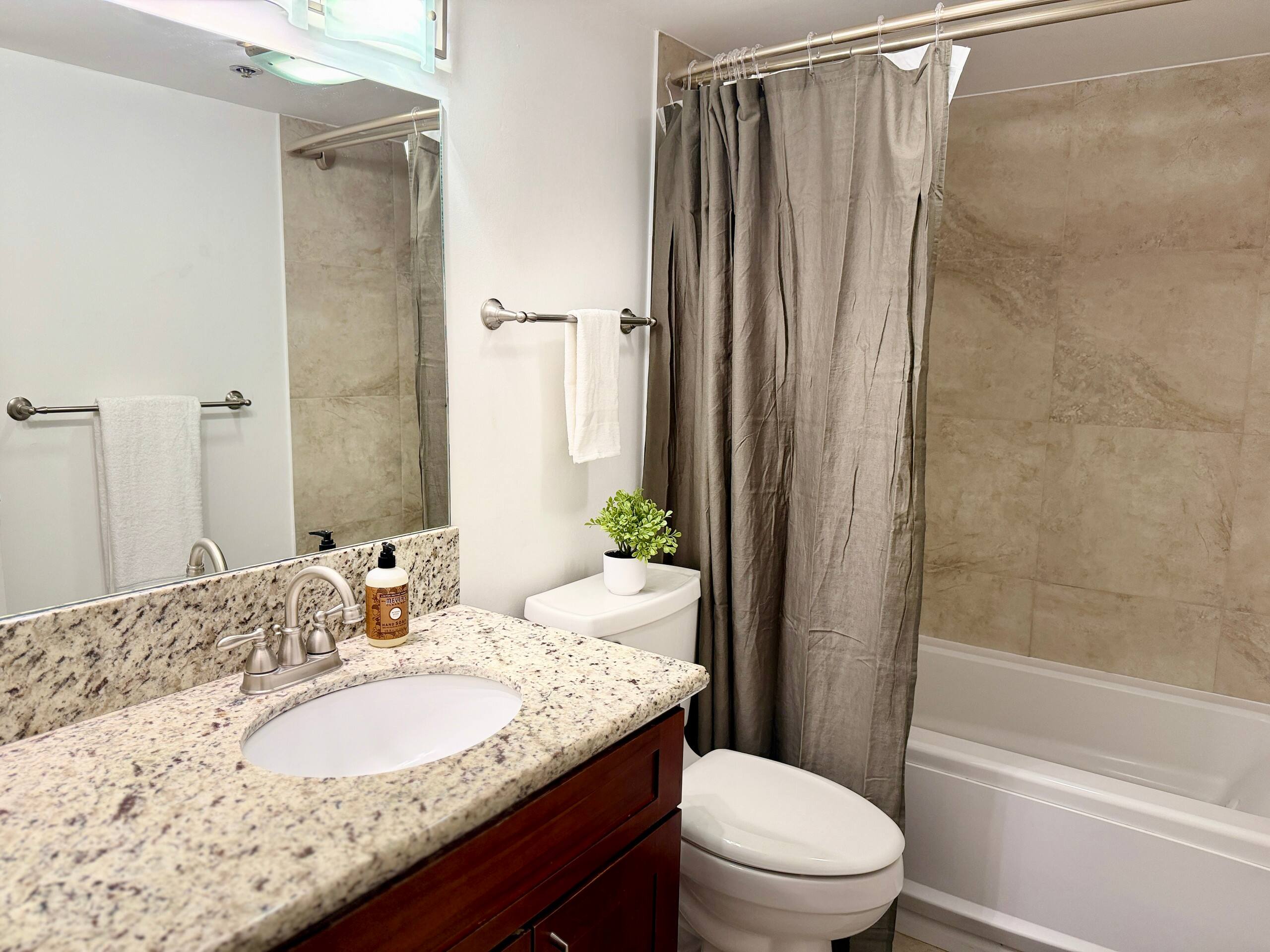 Spacious Honolulu Studio Retreat w/ Parking & AC - Image 25