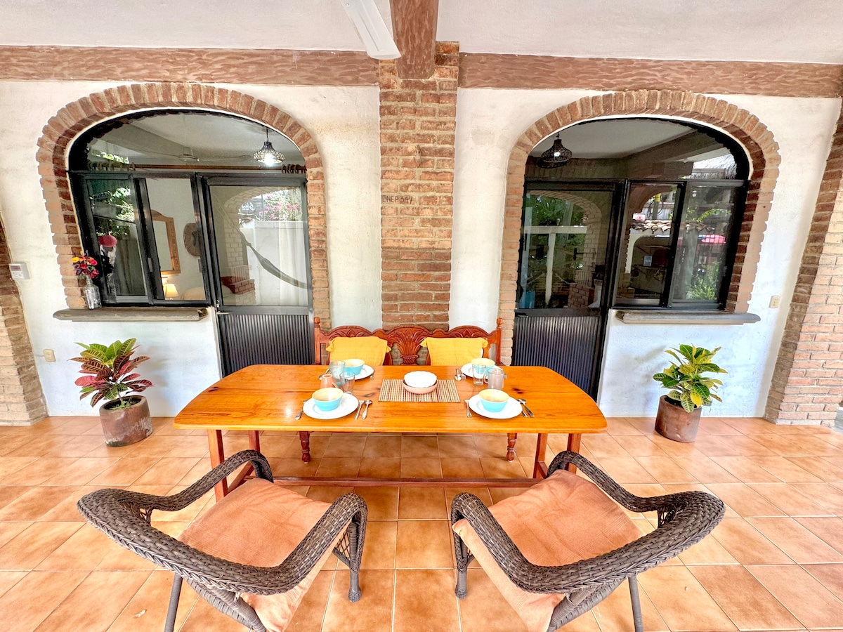 Terraza con comedor al aire libre, rodeada de detalles coloniales y un ambiente acogedor, ideal para disfrutar de desayunos, comidas o momentos de descanso.