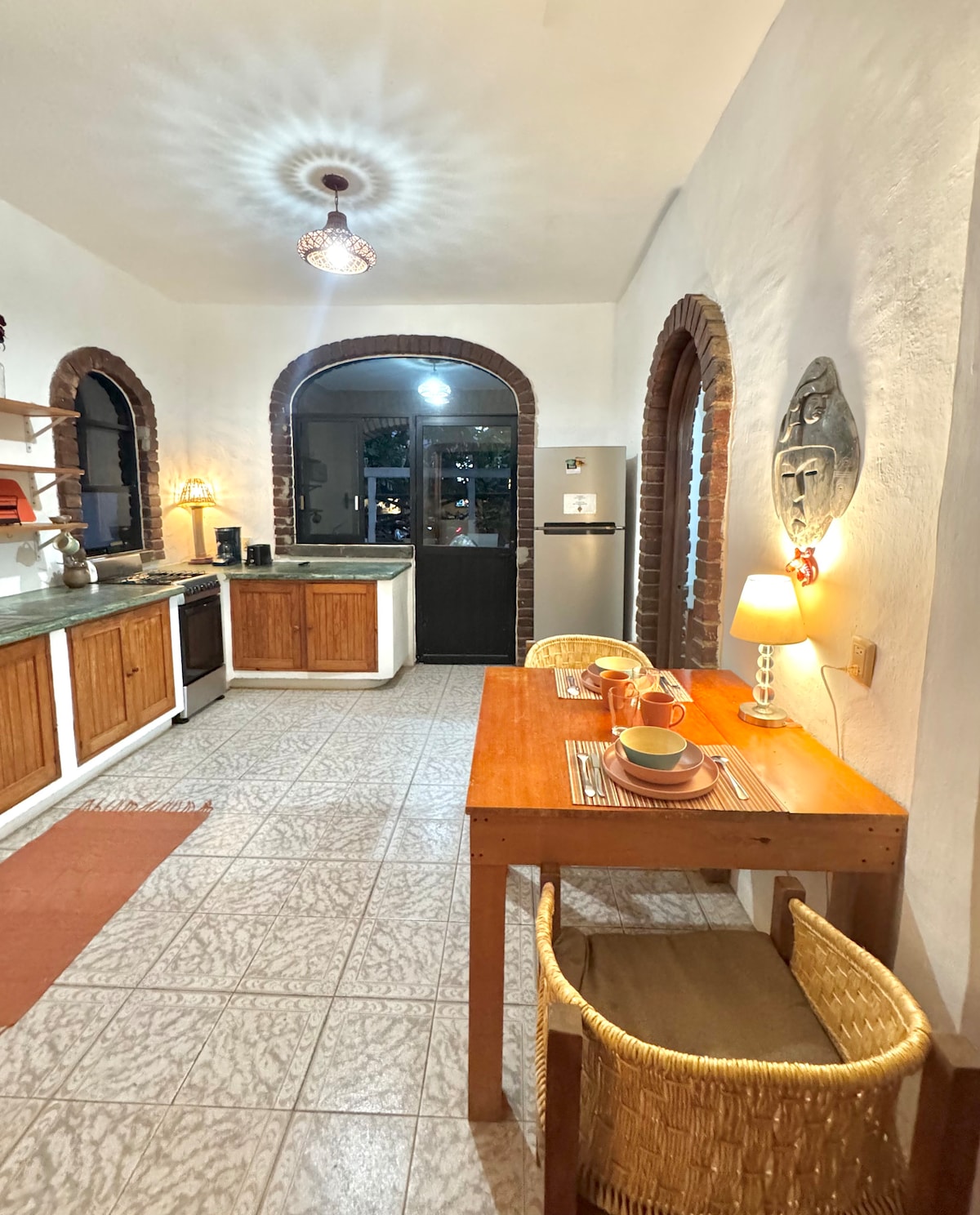 Cocina totalmente equipada, funcional y bien iluminada, cuenta con estufa, refrigerador,, cafetera y utensilios básicos de cocina. Incluye vajilla, cubiertos, ollas y sartenes, ideal para preparar y disfrutar comidas como en casa.