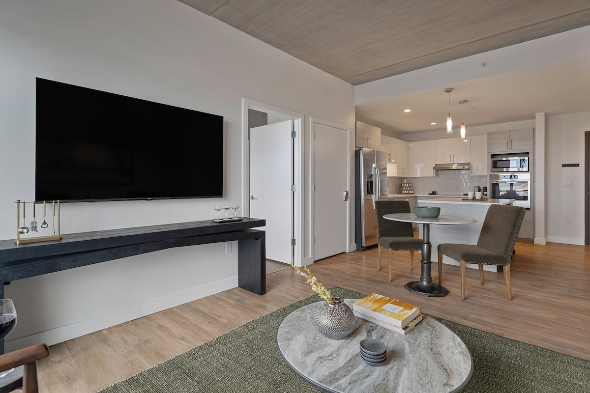 Lux 2BR in Assembly Square | Pool & Fitness Center - Apartments