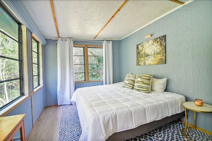 Riverside, vintage cabin overlooking the Ocklawaha River. 4 bd, 2 bathroom.
Camp Big Rack, Florida Vacation Rental on Airbnb. Ocala National Forest.