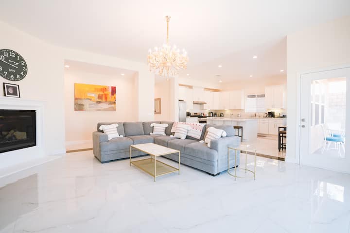 Spacious And Modern Family Home - Ontario, CA