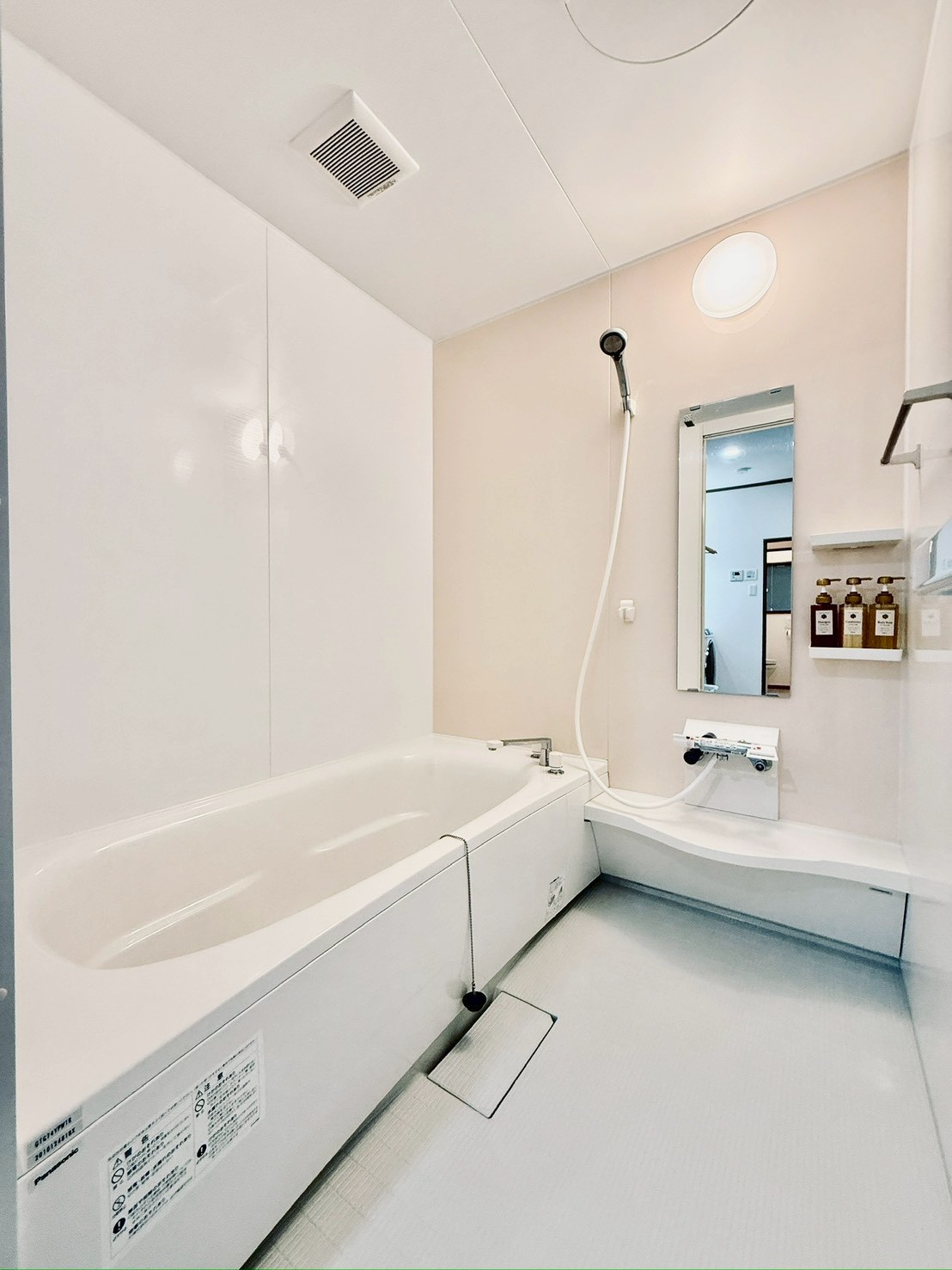 バスルームは1坪タイプのユニットバスです。シャワーヘッドはバブルを発生させるヘッドに交換していて、汚れをきちんと洗い出してくれます。