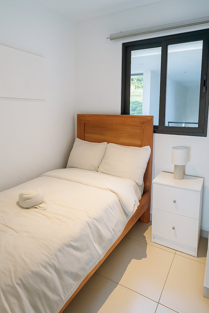La cama es individual, incluye closet y ventilador de pedestal. su puerta es corrediza.