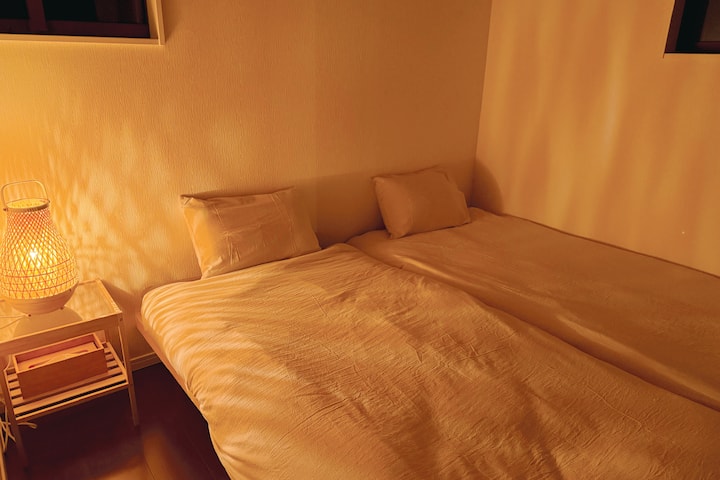 Сакам да останам до доцна да разговарам, но ќе се воздржам бидејќи тоа ќе влијае на утрешното патување!