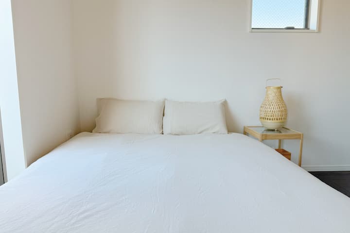 Опремен со брачен кревет за удобен сон!