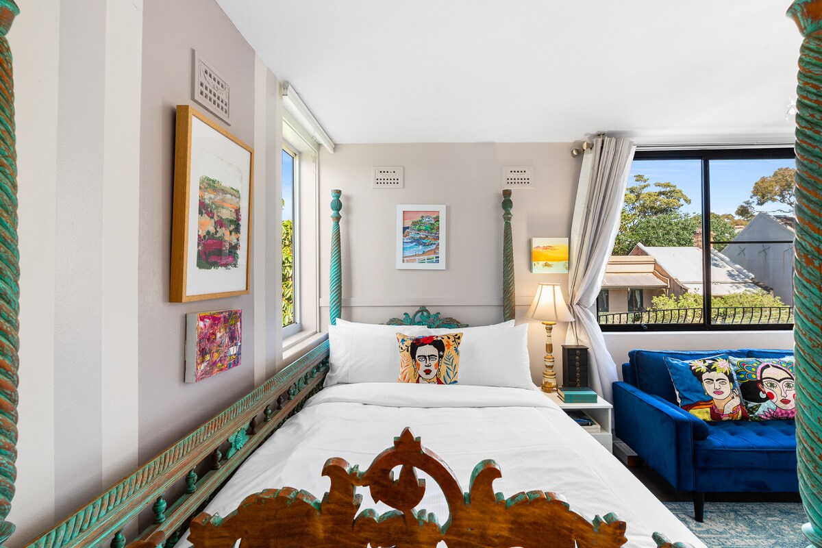 Ingia kwenye kitanda cha malkia chenye mabango manne ya Balinese, kilichowekwa kwenye mashuka ya kitani na kuzungukwa na michoro mahiri, yenye kuvutia.