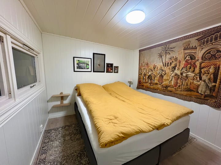 Собата се наоѓа на приземје и има мало скалило надолу. На вратата е поставена рачка за дополнителна поддршка и безбедност.