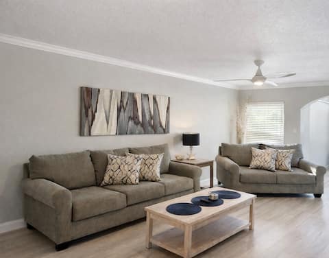 Top Airbnb: Welcoming 2-bedroom condo with a bonus room! in Indian Shores
