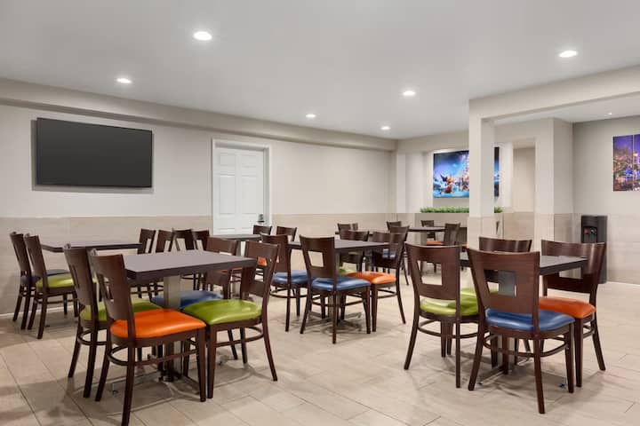 1 King | Days Inn Anaheim | Near Disneyland® - Garden Grove, CA