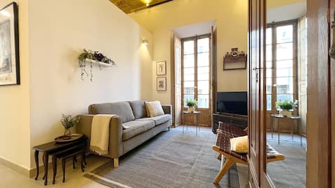 Popular Airbnb listing: Authentic & Central • 4 p • 2 bath • Priv. terrace in El Molinillo
