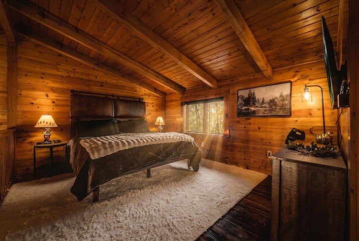 Honeymoon Lodge. Sauna! Hot Tub! 75”TV! King Bed!