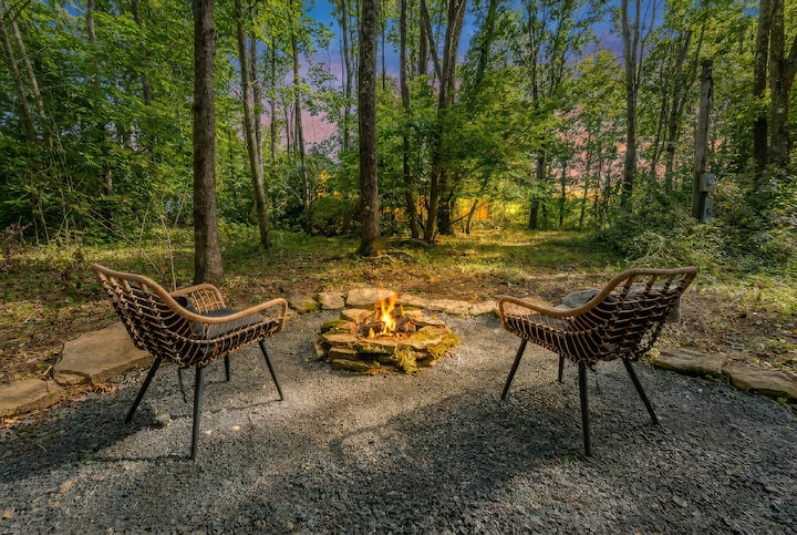 Honeymoon Lodge. Sauna! Hot Tub! 75”TV! King Bed!