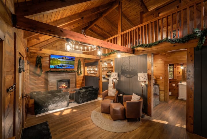 Honeymoon Lodge. Sauna! Hot Tub! 75”TV! King Bed!