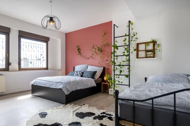 ในห้องนอนมีเตียงควีนไซส์และเตียงเดี่ยว หลังจากวันที่ยาวนาน คุณสามารถผ่อนคลายได้อย่างยอดเยี่ยมที่นี่ในทำเลที่เงียบสงบทางทิศใต้ ต้นไม้และองค์ประกอบตกแต่งทำให้ห้องนอนเป็นสถานที่พิเศษมาก