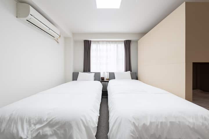 現在掲載している写真は工事途中の状態です。
お部屋は現在リノベーション中で、2026年3月27日頃に完成予定です。

このスペースは、もともと一つの広い部屋だった空間をレイアウト変更して利用しています。

安全基準および法令上の理由により、
天井部分は開口となっており、扉は設置されていません。

そのため、完全な個室ではなく半プライベート空間となります。
音や光が完全に遮断される構造ではありません。

完成後に写真は更新いたします。