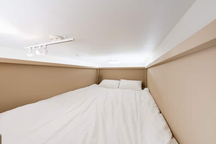 現在掲載している写真は工事途中の状態です。
お部屋は現在リノベーション中で、2026年3月27日頃に完成予定です。

このスペースは、もともと一つの広い部屋だった空間をレイアウト変更して利用しています。

安全基準および法令上の理由により、
天井部分は開口となっており、扉は設置されていません。

そのため、完全な個室ではなく半プライベート空間となります。
音や光が完全に遮断される構造ではありません。

完成後に写真は更新いたします。