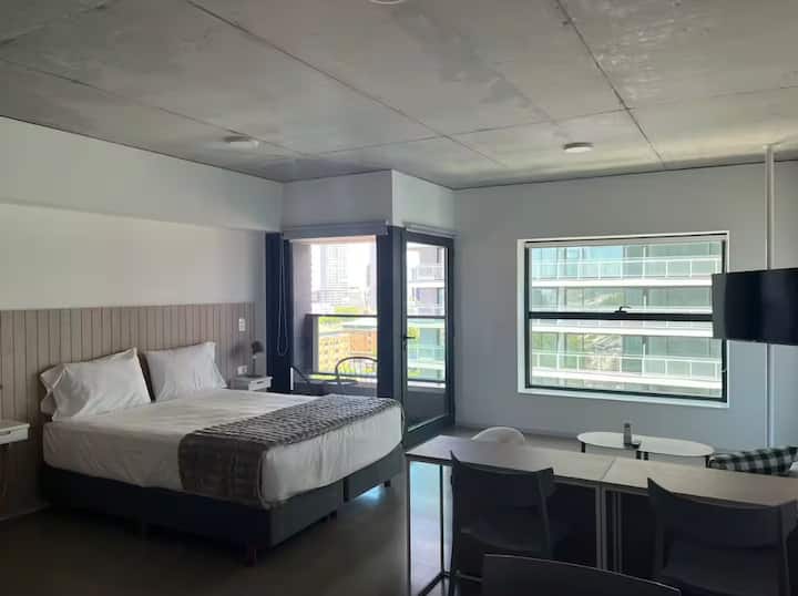 Modern studio apartment in Monserrat