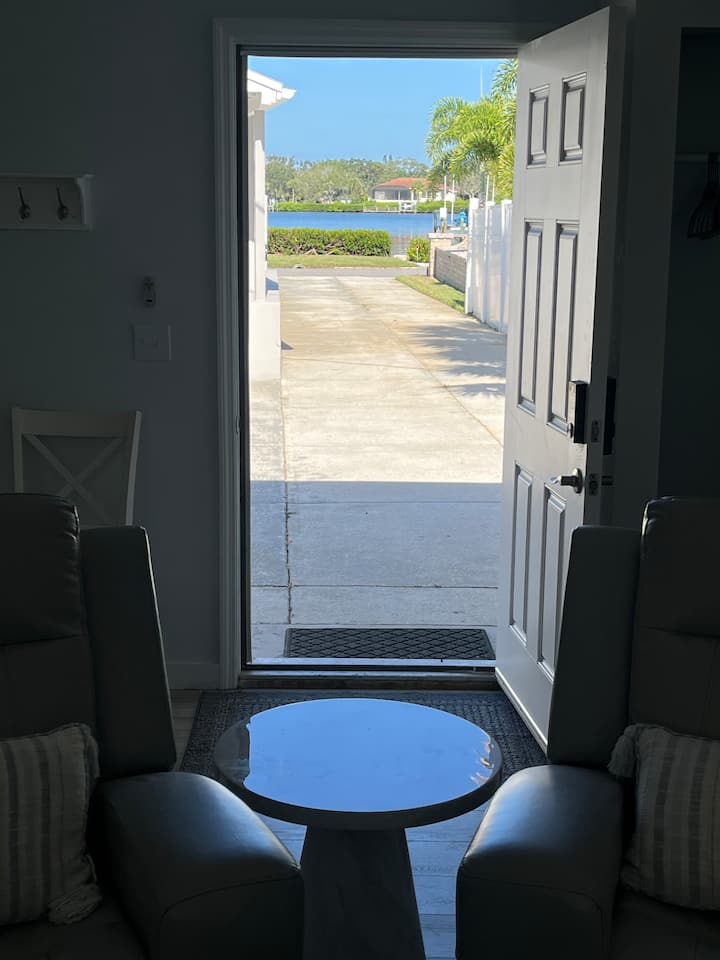 ¡Vista de la puerta principal desde el interior!