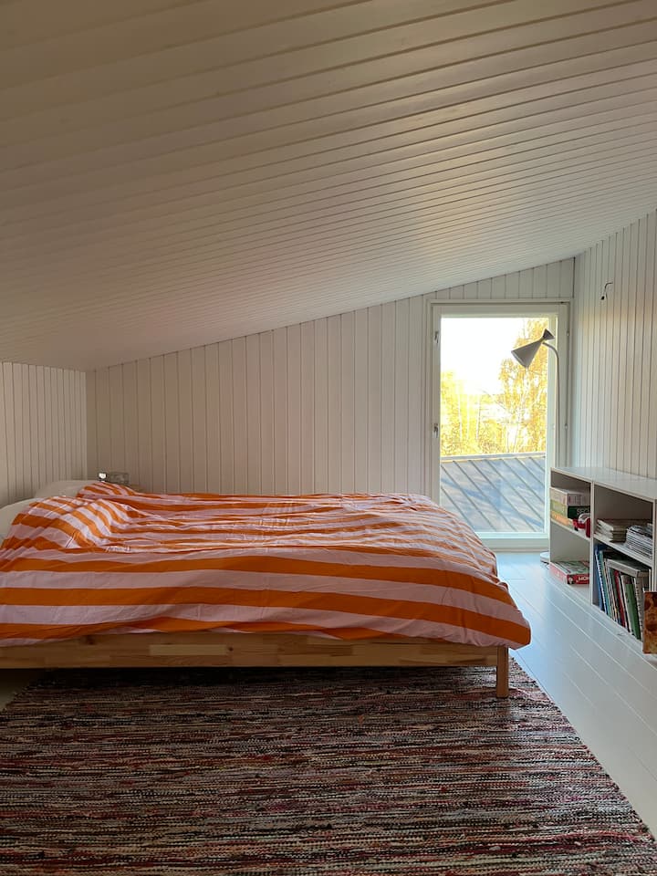 ลอฟท์มีเตียงสำหรับ 4 คน เตียงในรูปสามารถถอดออกเป็นเตียงกว้าง 80 ซม. 2 เตียงได้