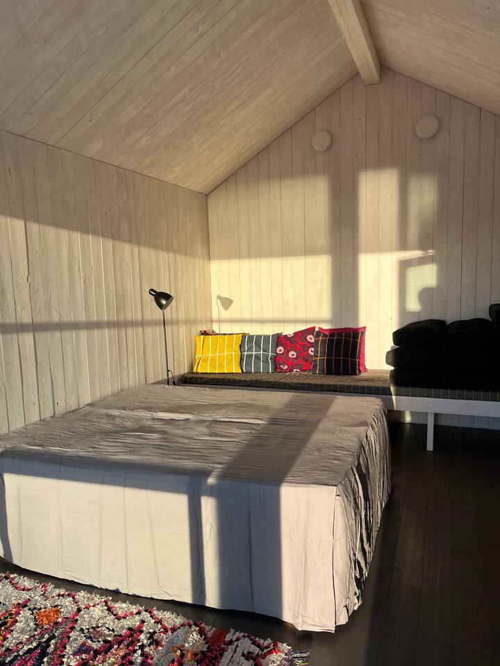 นอกจากวิลล่าแล้ว ที่พักยังมีห้องซัมเมอร์ที่มีเตียงคู่และลาเวอรี่ ห้องพักในฤดูร้อนจะให้ความร้อนด้วยเตาไฟฟ้าและเครื่องทำความร้อนแบบแผ่รังสีไฟฟ้าแบบพกพา