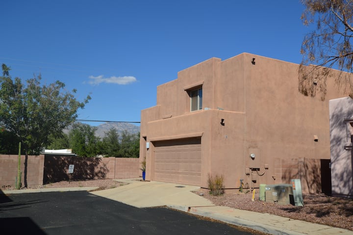 Quiet, Cozy Retreat In Central Tuscon - Tucson, AZ