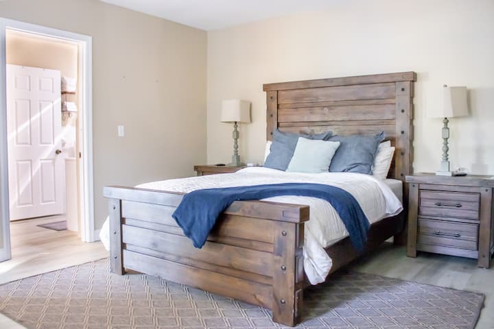 这间卧室配有标准双人床和步入式衣柜，可直接进入2号卫生间，并可直接进入泳池和热水浴缸。