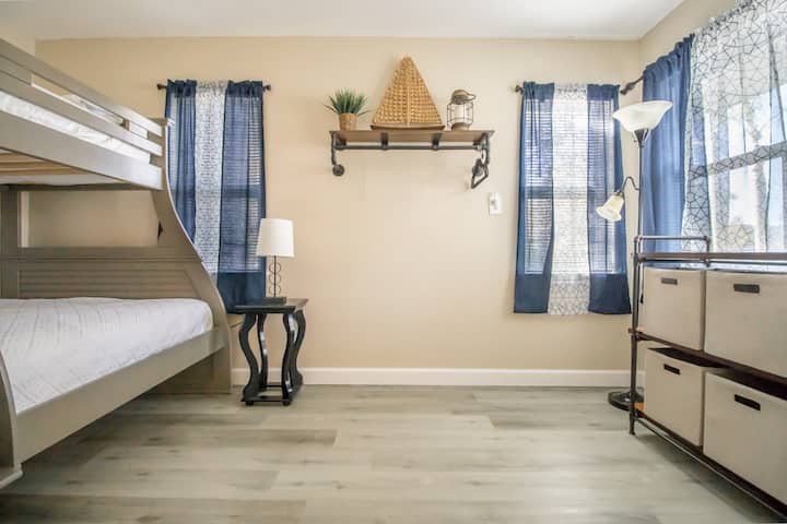 非常适合儿童入住。 配有一张双层床，上铺为单人床，下铺为全尺寸床。