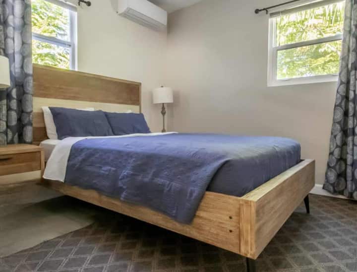 4号卧室是一间独立套房，配备一张标准双人床、步入式衣橱、独立客厅、小厨房和独立全功能卫生间。（3号卫生间）