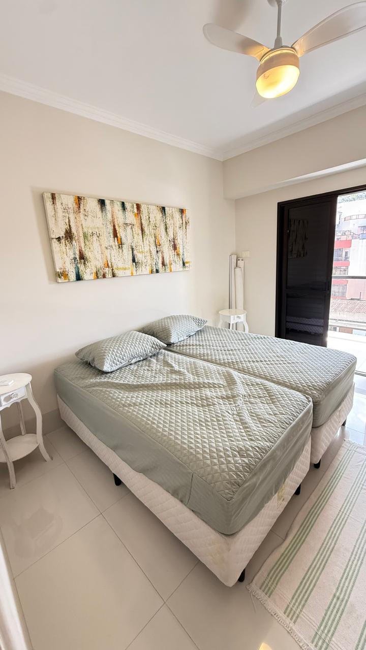 חדר שינה שני עם שתי מיטות זוגיות, מזגן, מאוורר תקרה וארון 